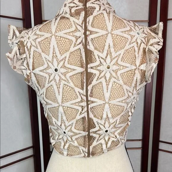 Tan Crop Blouse with Graphic Mandarin Collar - Picture 3 of 4